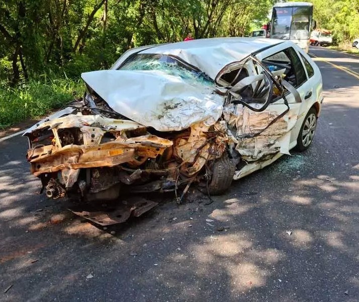 Um morre e três ficam feridos em acidente envolvendo três carros em Iguaraçu