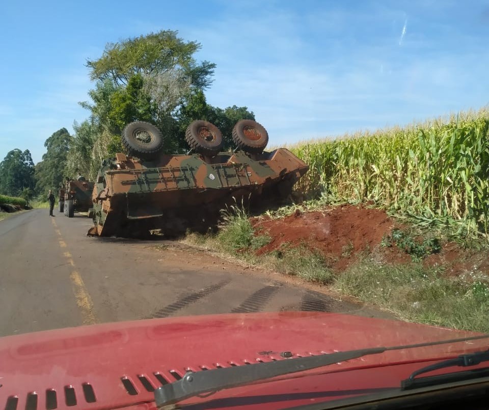 Tanque de guerra do Exército capota ao desviar de carro, em Apucarana