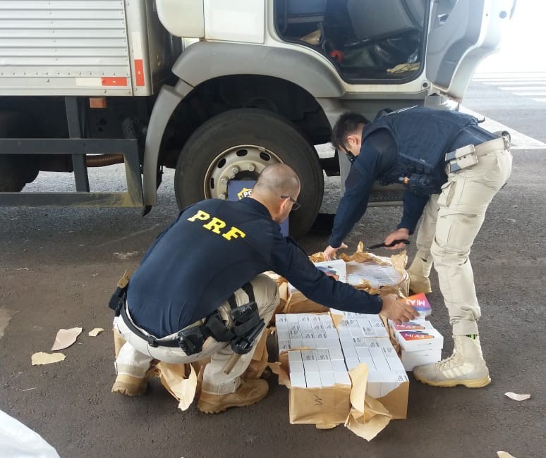 PRF aborda caminhão com celulares e cigarros contrabandeados