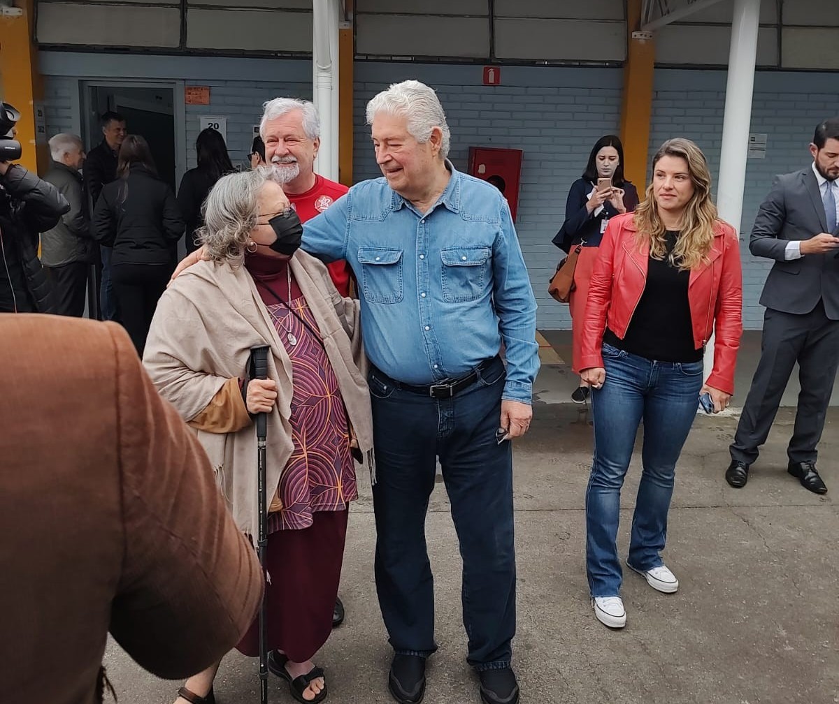 Candidato ao Governo do Paraná, Roberto Requião, votou na região central de Curitiba 