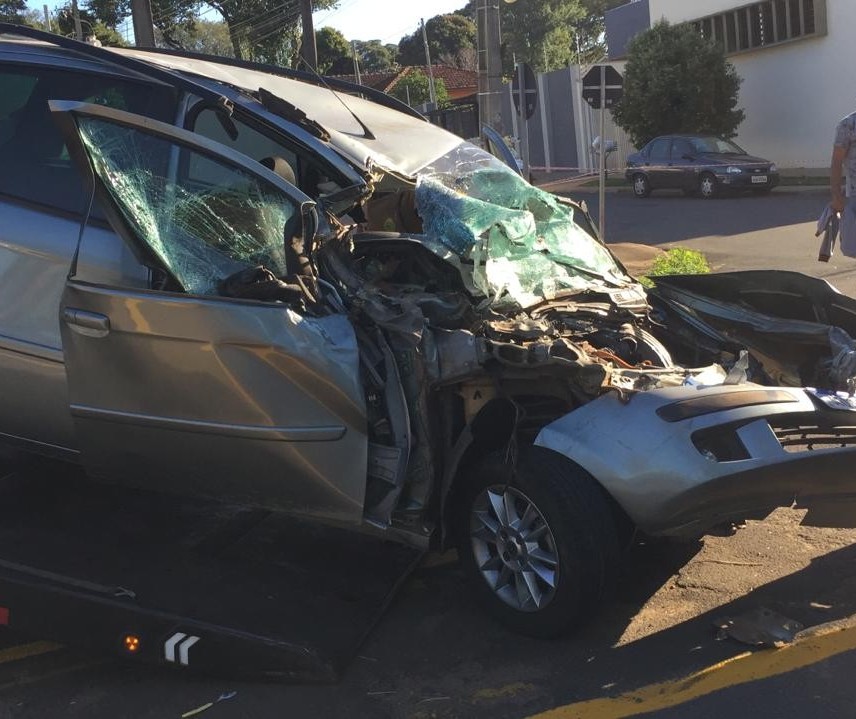 Carro bate em caminhão da Semusp e passageira fica ferida