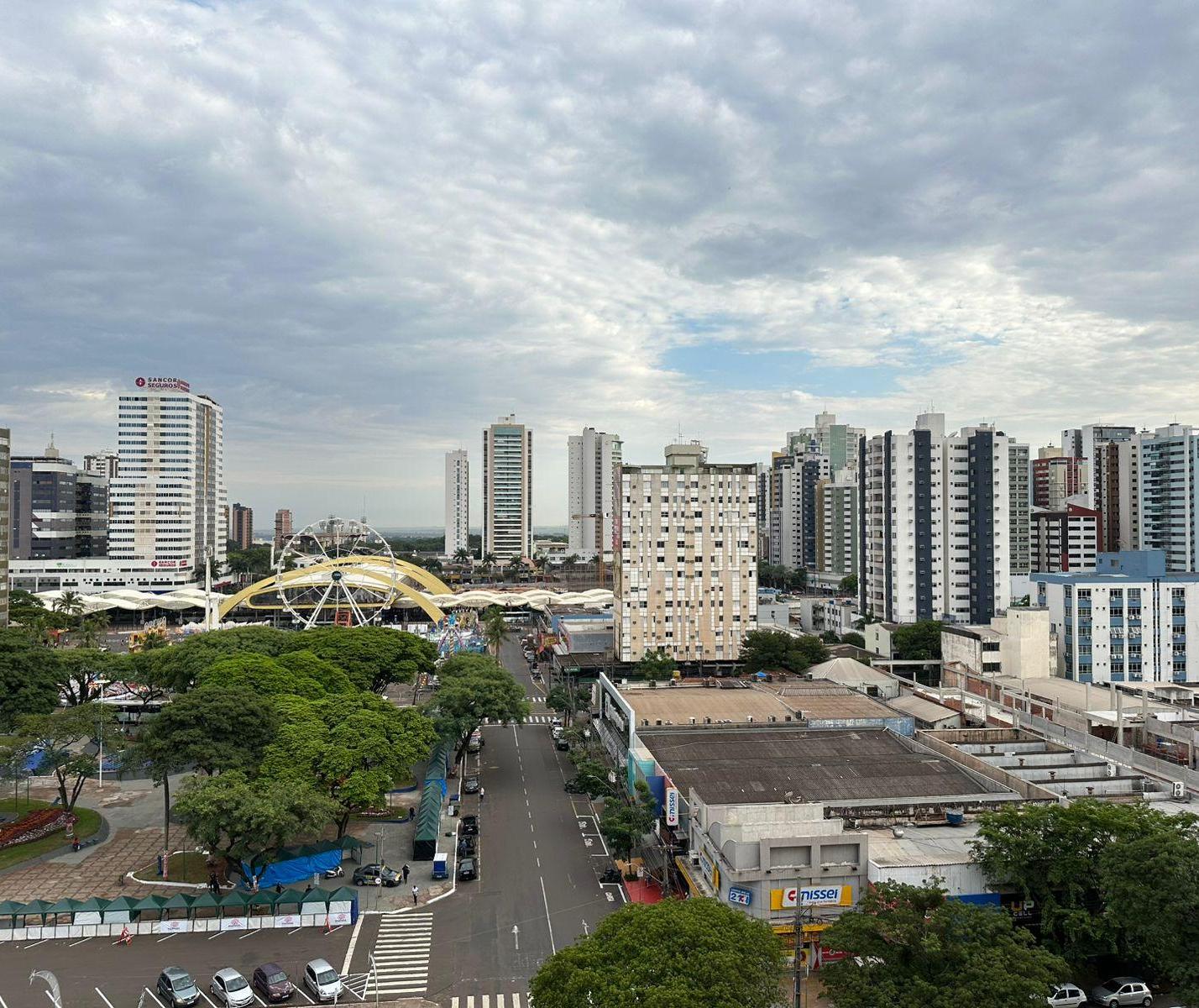 Segunda-feira (1°) será de tempo abafado e chance de chuva em Maringá