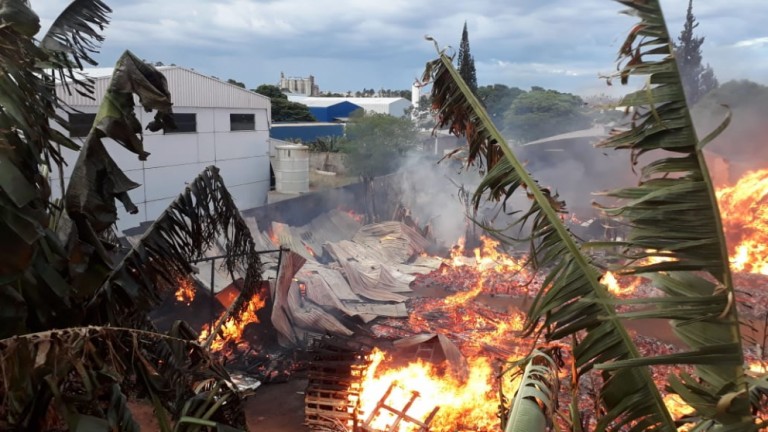 Marcenaria é destruída por incêndio em Maringá