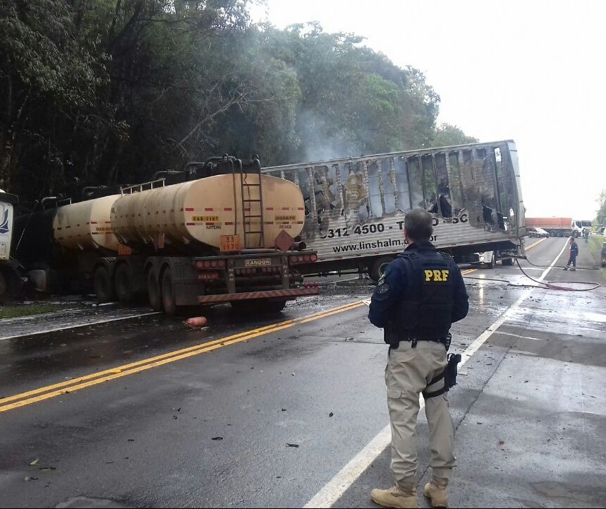 Caminhão de Maringá bate e pega fogo na BR-376