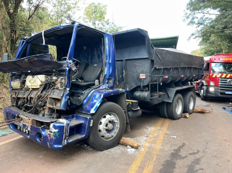 Caminhão perde força na subida, desce de ré e atinge outros dois veículos