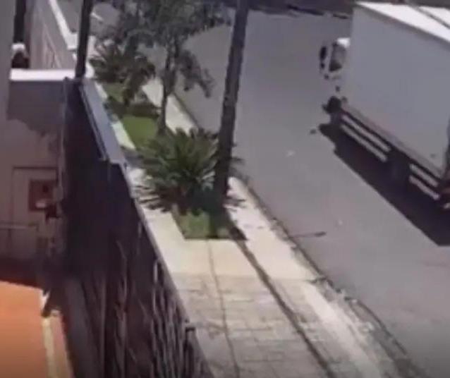 Motociclista é arremessado contra muro em batida com caminhão em Maringá