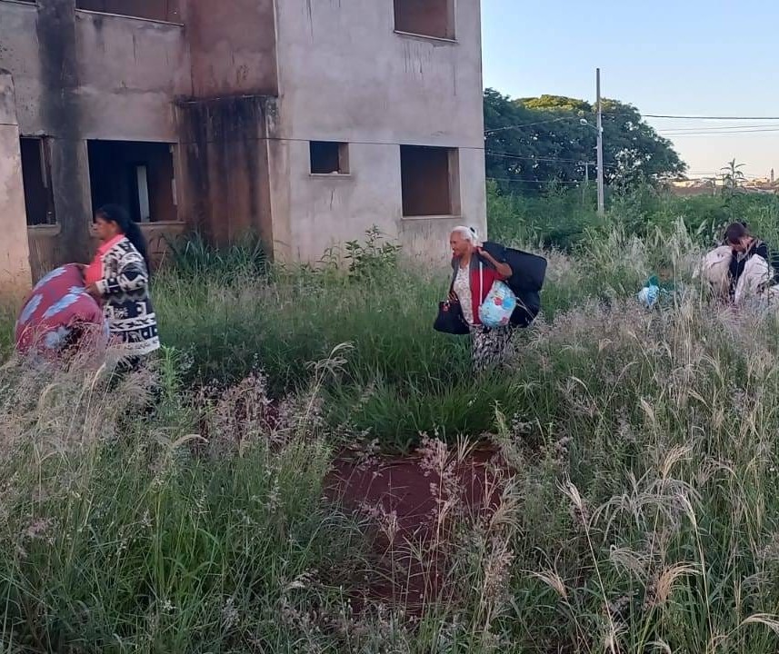 Despejo de quase 300 famílias em obra paralisada é suspenso pela Justiça