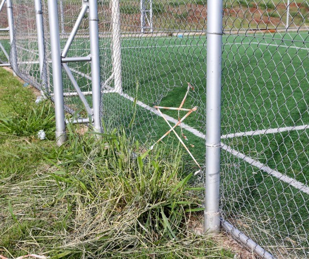 Vândalos destroem grade de campinho fechado para jogar bola em Maringá