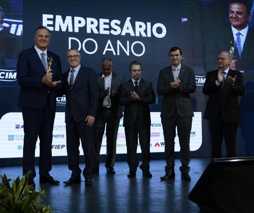 Dirley Ricci recebe o prêmio 'Empresário do Ano'