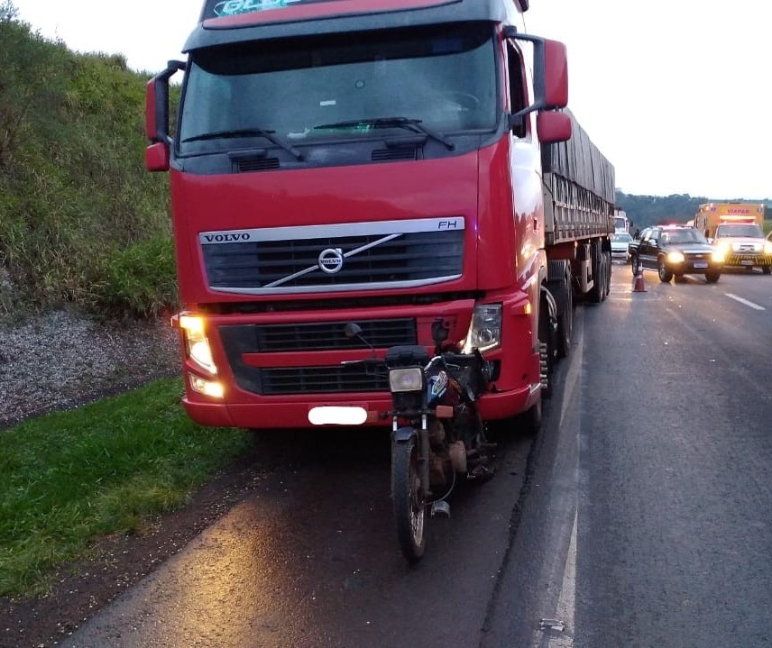 Mulher morre em acidente de moto na BR-376