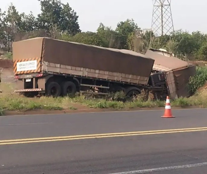 Carreta colide contra cinco veículos e tomba no Contorno Sul, em Maringá