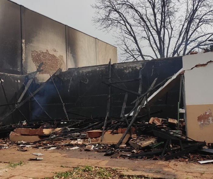 Mãe e dois filhos morrem queimados em incêndio