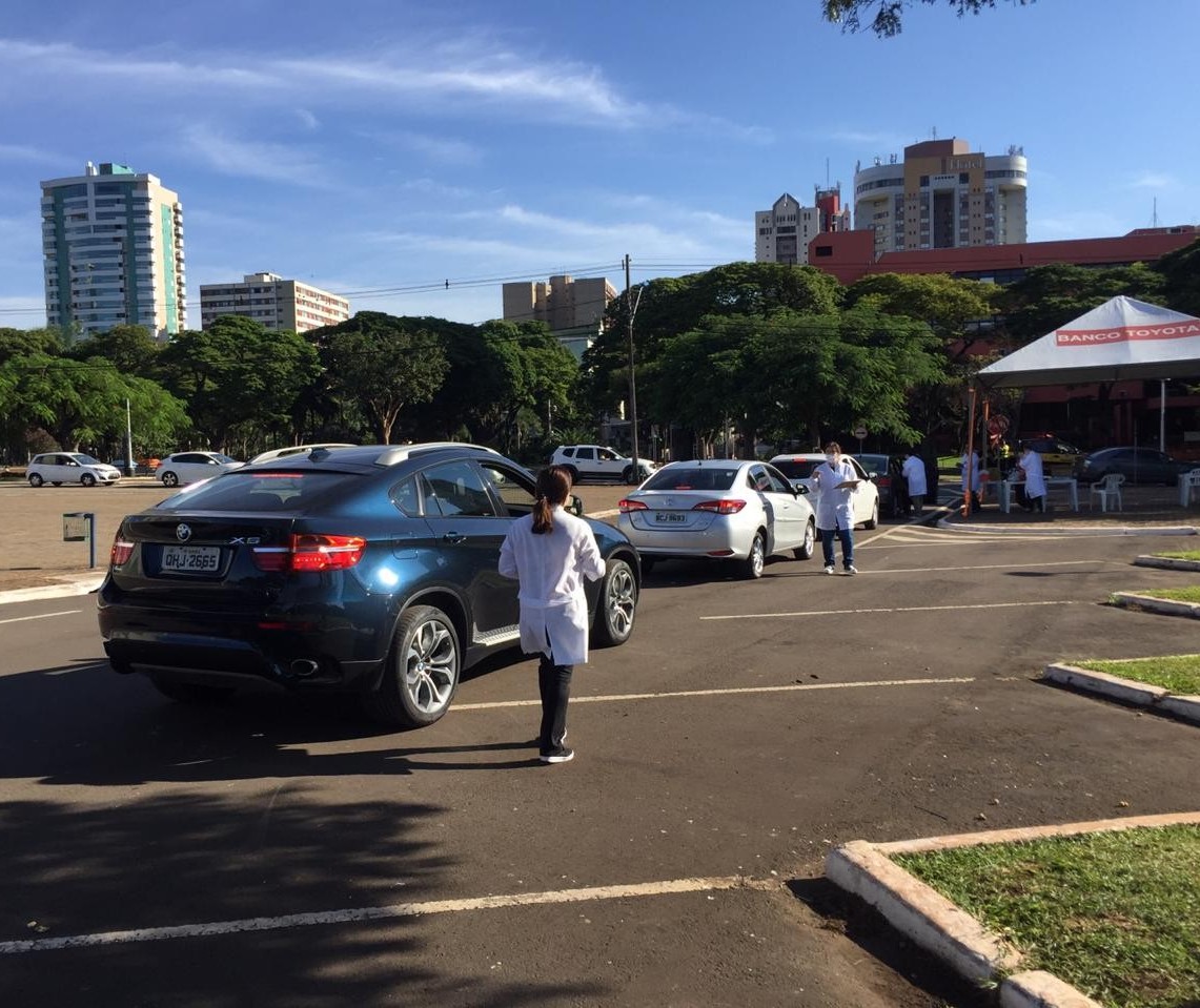 Idosos acordam cedo para tomar vacina em Maringá