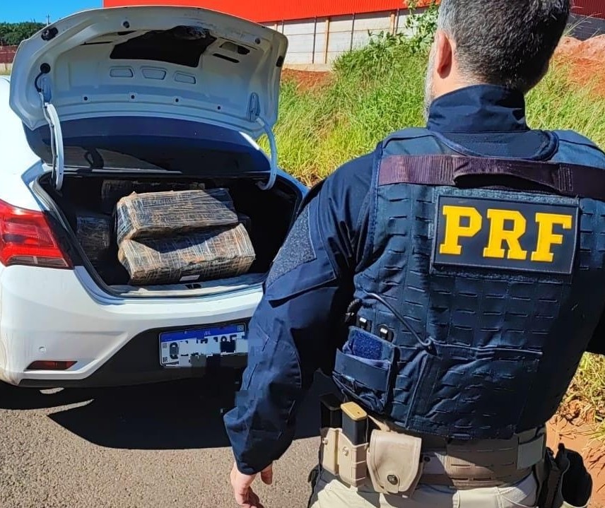 PRF apreende veículo carregado com maconha em Jandaia do Sul