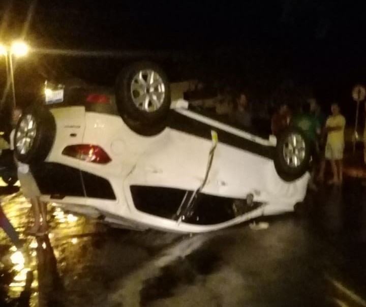 Câmera de segurança flagra capotamento em Paranavaí