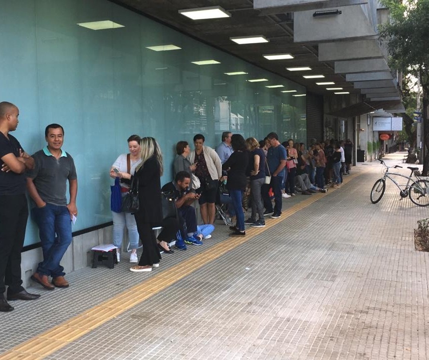 Em dia de matrícula, centenas de pessoas fazem fila em frente ao CAC