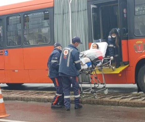 Mulher que não sabia que estava grávida, dá a luz à luz dentro de ônibus em Curitiba 