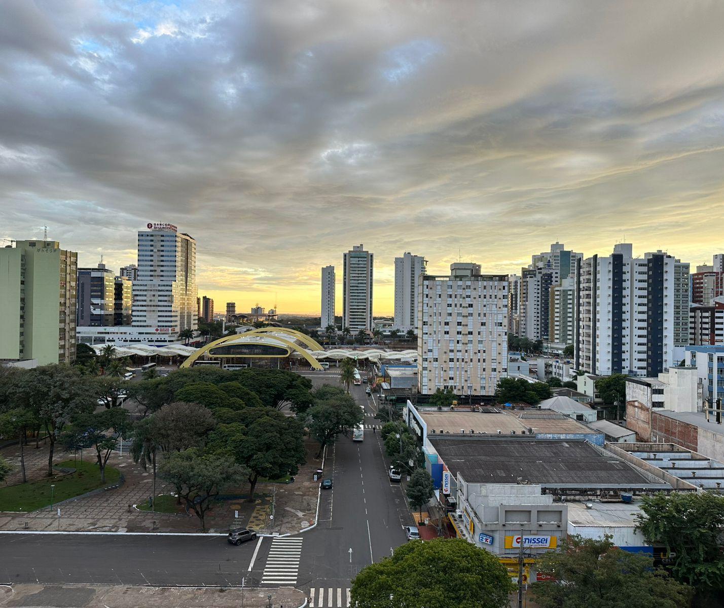 Quinta-feira (26) será menos fria, mas com previsão de chuva em Maringá