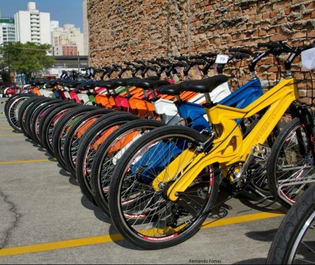 Brasileiro desenvolve bicicleta feita de plástico reciclável