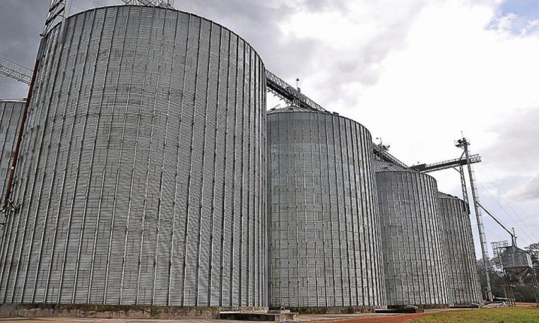 Bombeiros trabalham para resgatar corpo de operário soterrado em silo