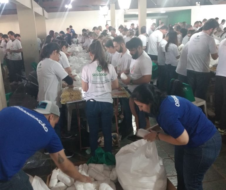 Voluntários produzem 22 mil fraldas geriátricas em Maringá