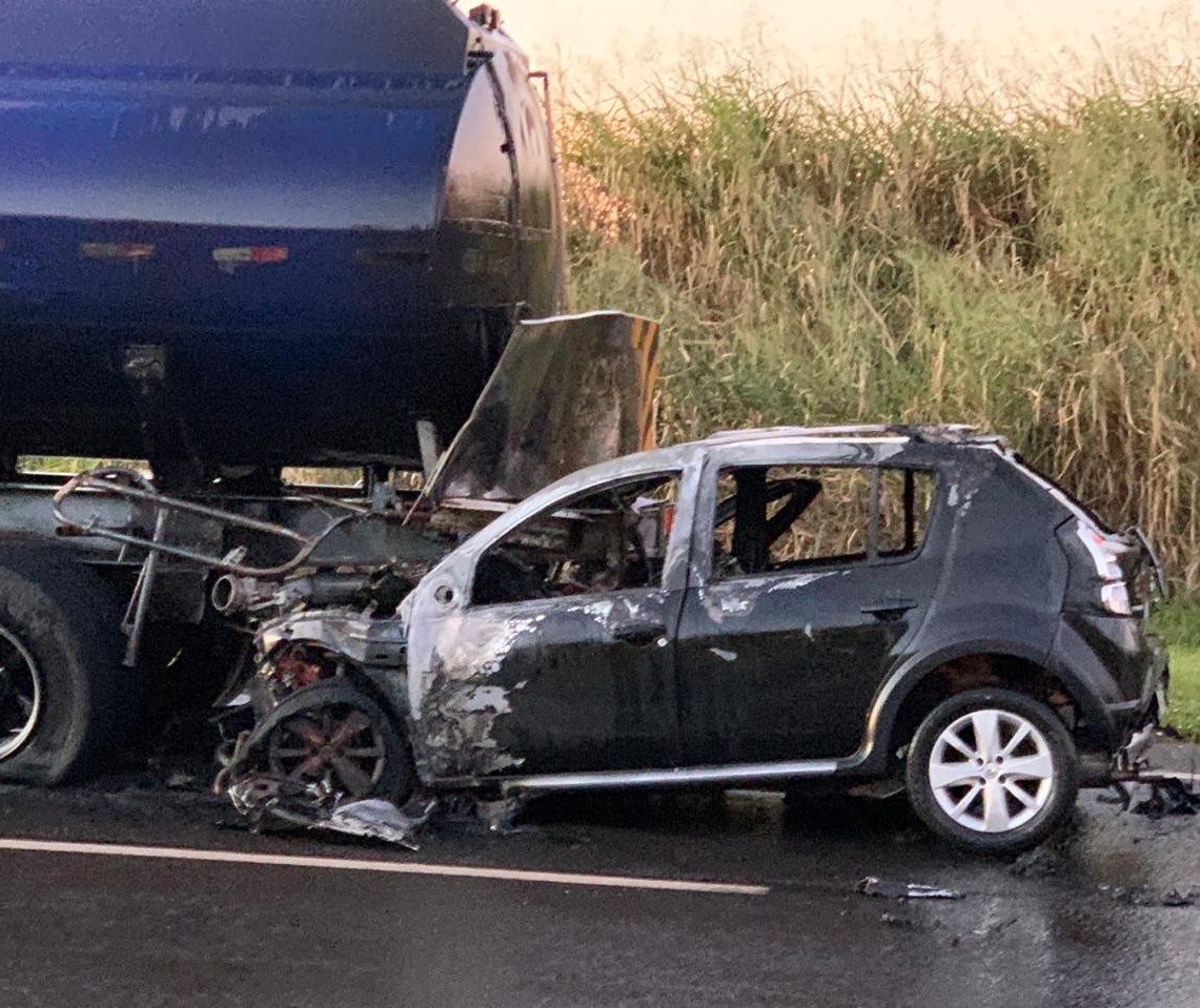 Carro bate em carreta-tanque e pega fogo; motorista escapa com ferimentos