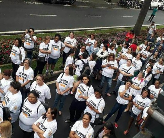 Manifestantes protestam contra reforma e invadem escritório de ministro