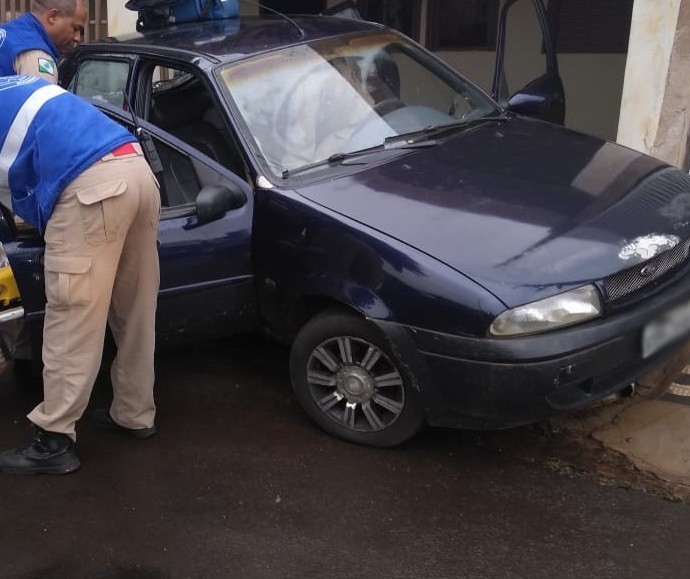 Com sinais de embriaguez, motorista bate carro em muro de casa