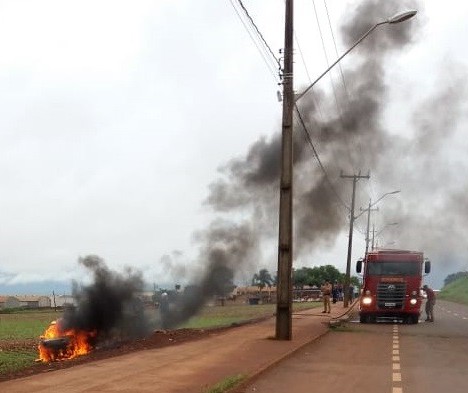 Carro carregado com cigarros capota e pega fogo na PR-323