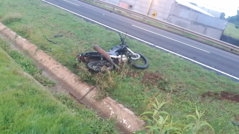 Motociclista morre após esbarrar em carreta e cair em rodovia na região de Maringá