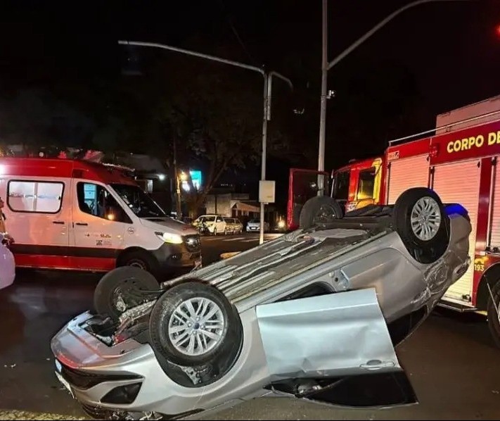 Após sofrer acidente de moto, mulher é atropelada por carro