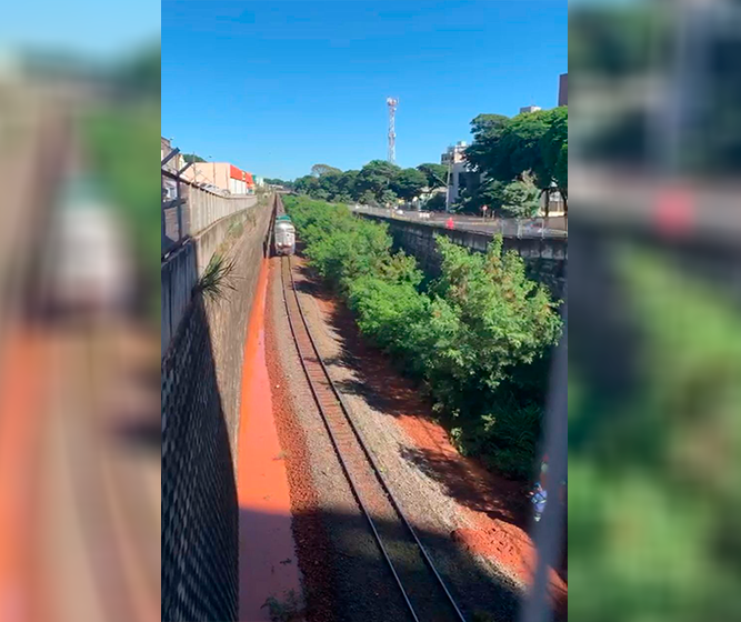 Vídeo mostra trem passando no túnel ao lado onde se abriu a cratera