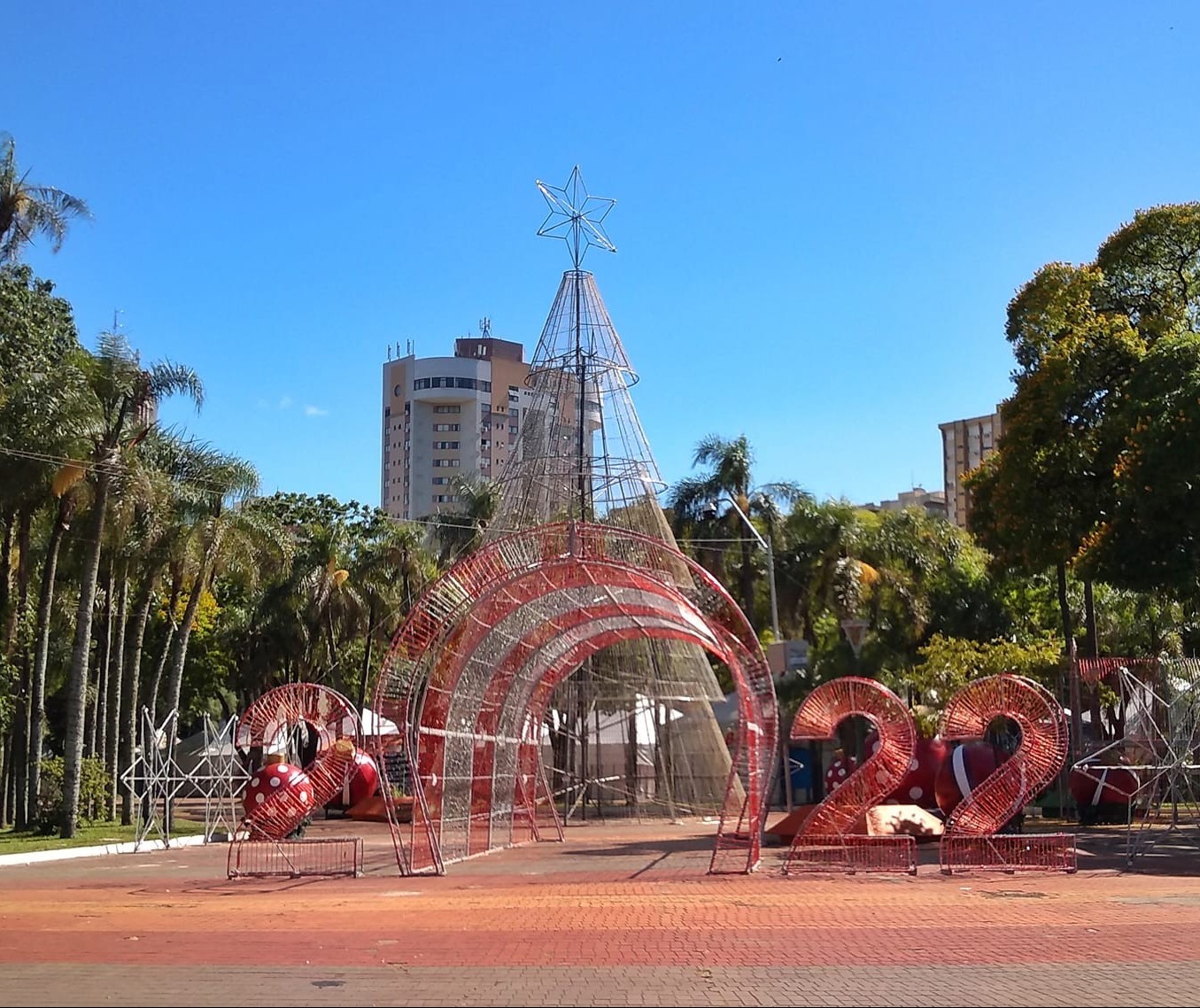 Tempo segue firme em Maringá nesta quinta-feira (15), com sol e calor