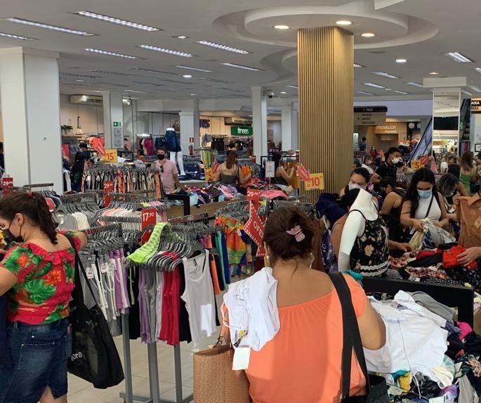 Lojas do comércio de rua estão abertas neste domingo (20)