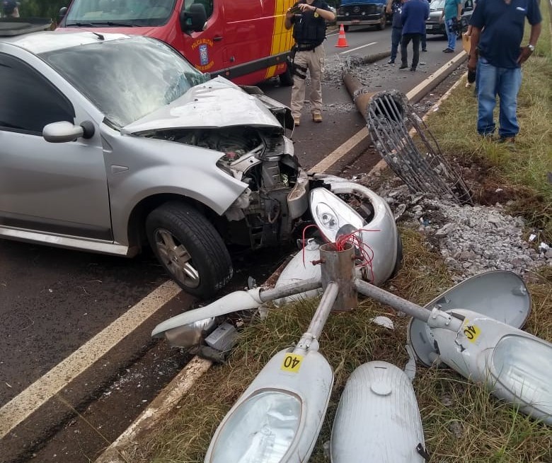 Mulher colide contra poste do canteiro central da Avenida Colombo