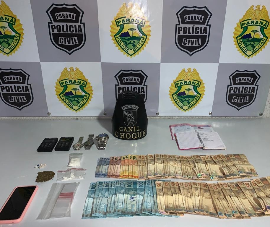  PM prende três pessoas e apreende menor em ponto de venda de droga