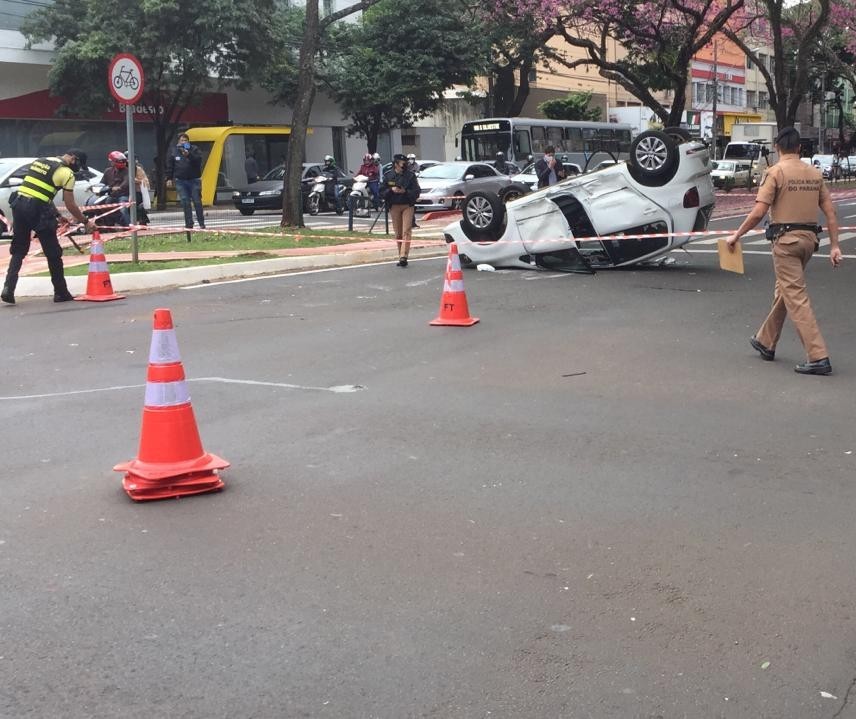 Carro capota após batida no centro de Maringá