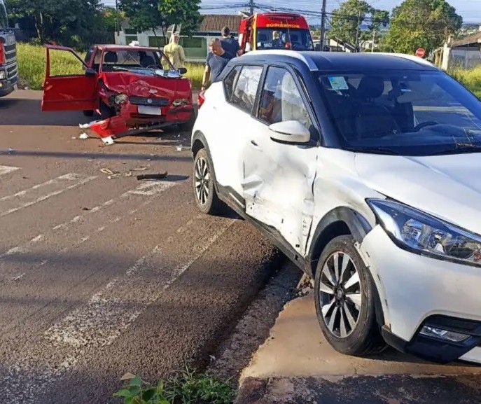 Acidente de trânsito deixa feridos em Maringá; adolescente conduzia carro