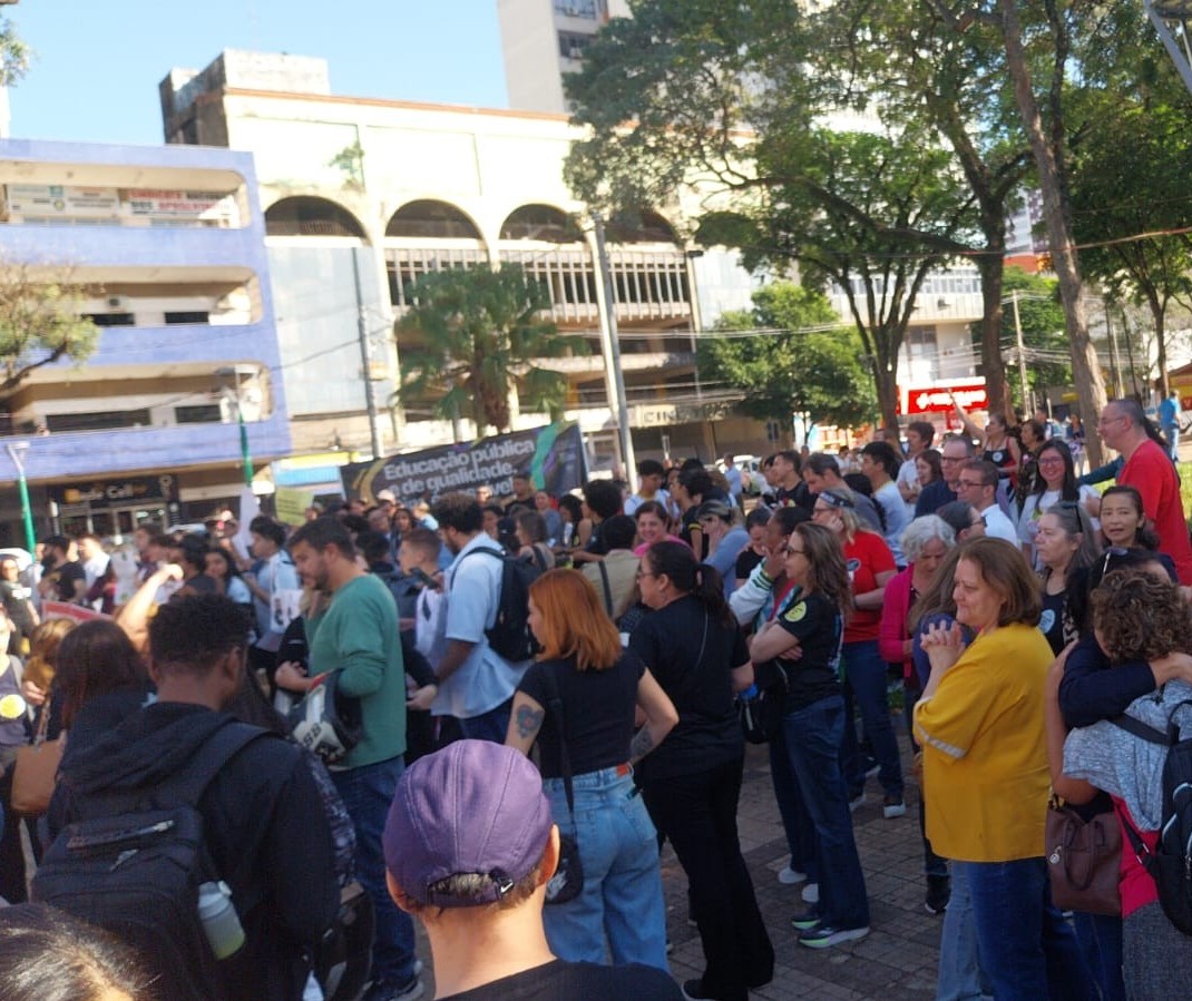 Professores da rede estadual entram em greve 