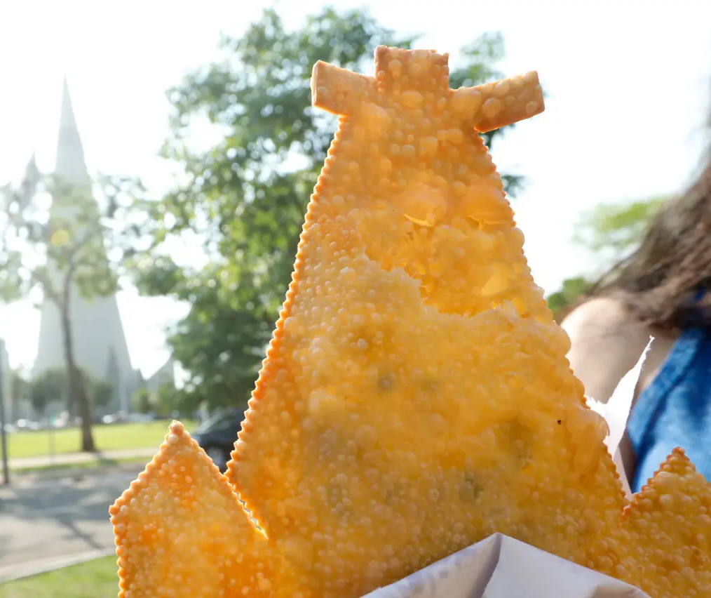 Pastel de feira com formato da Catedral faz sucesso em Maringá