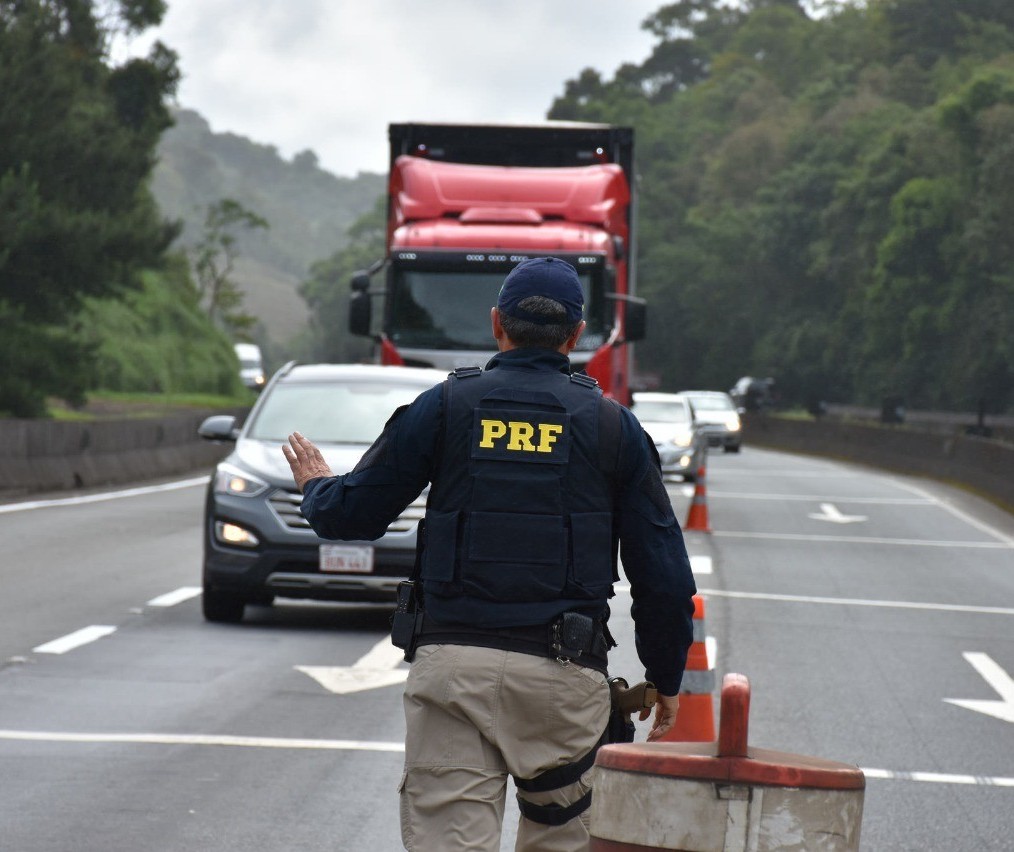 PRF faz quatro restrições de tráfego de veículos pesados no feriadão