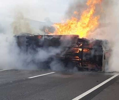 Caminhão tomba e pega fogo na BR-376, em Alto Paraná; vídeo