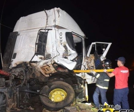 Trem bate em caminhão na linha férrea que corta a BR-369