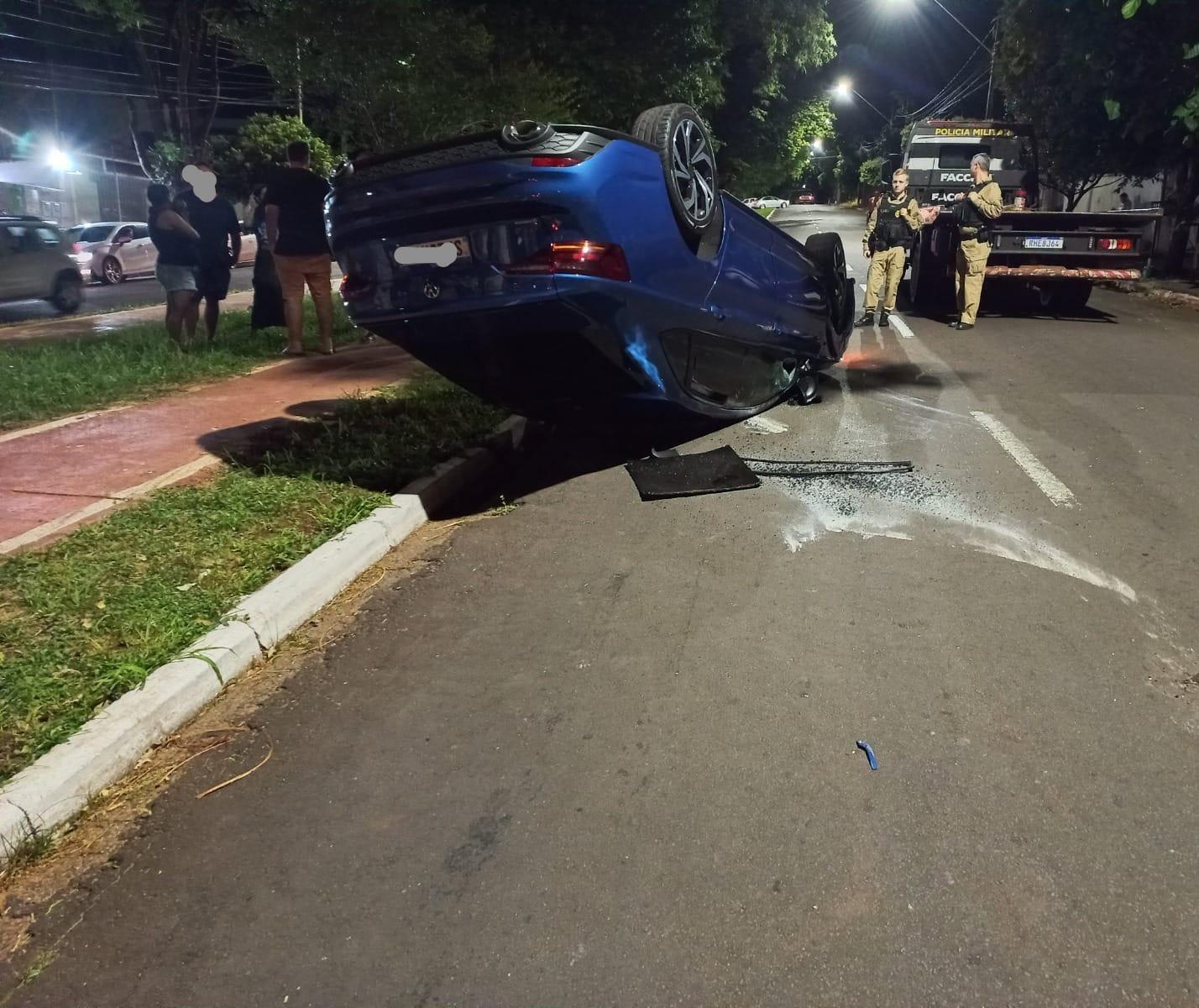 Vídeo mostra carro batendo em veículo parado e depois capotando