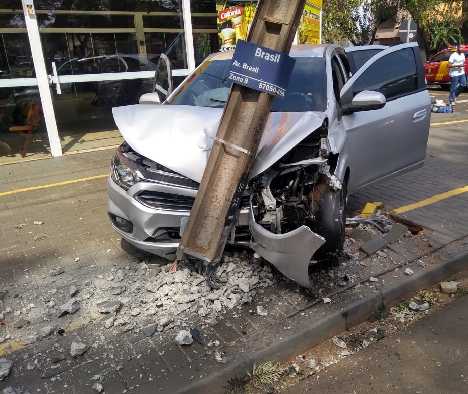 Motorista bate em poste de energia na Avenida Brasil 