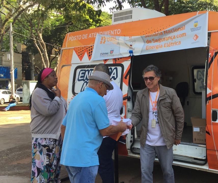 Voluntários da Copel orientam população sobre acidentes com choque elétrico