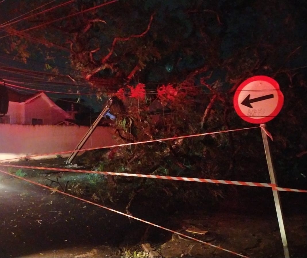 Chuva causa destelhamento e alagamentos pontuais em Maringá