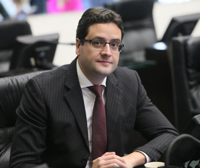 STF errou ao retirar do ar redes sociais, diz deputado