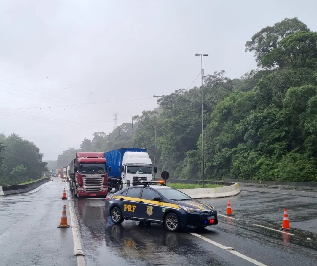 BR-376 é liberada parcialmente para o tráfego após avaliação geológica