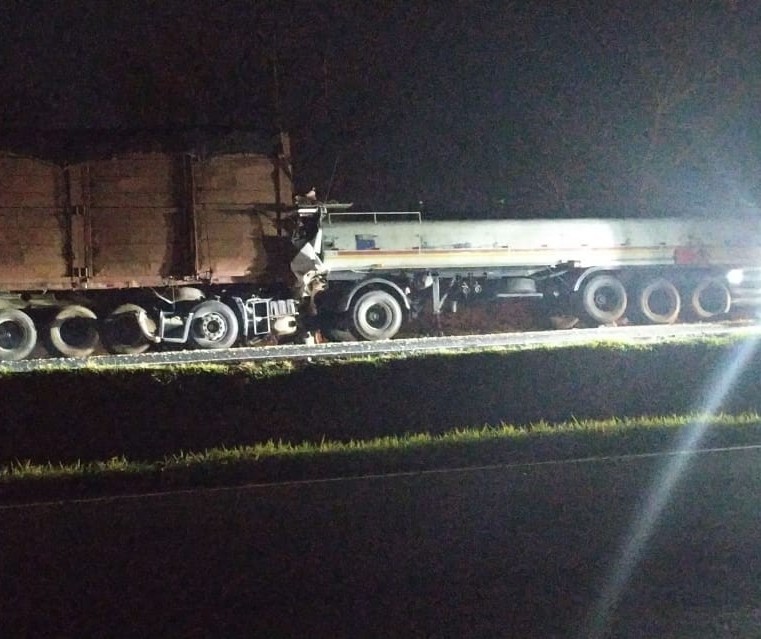 Motorista morre em cabine prensada após bater em traseira de carreta 